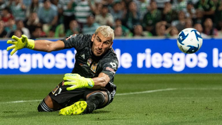 Nahuel Guzmán durante el partido entre Santos y Tigres