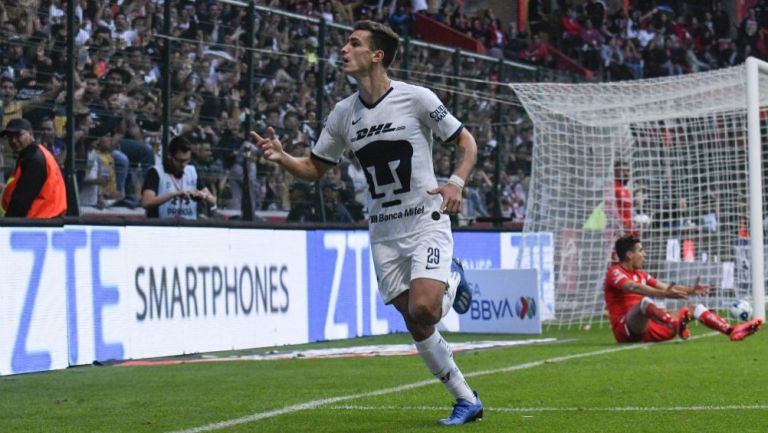 Juan Ignacio Dinenno celebrando una anotación con Pumas