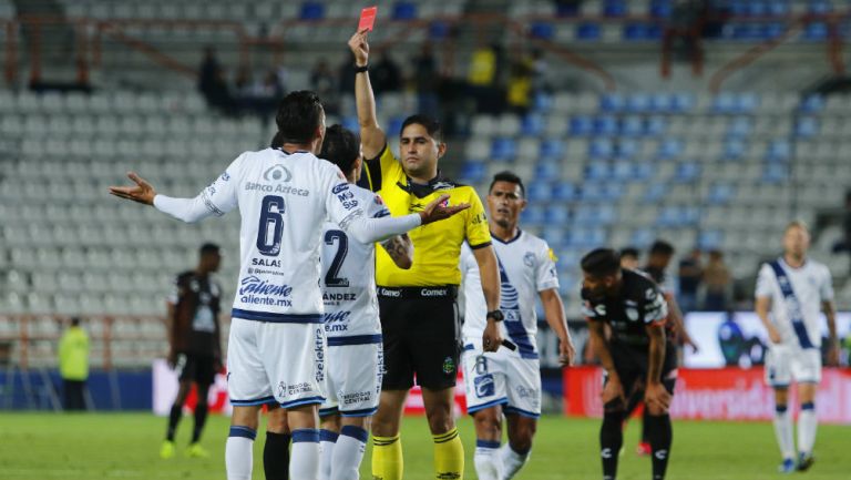 Óscar Mejía expulsa a Javier Salas en duelo Pachuca contra Puebla