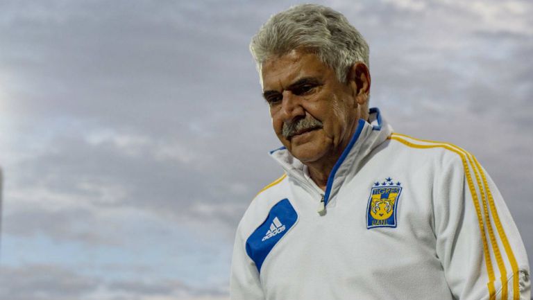 Tuca Ferretti durante un partido de Tigres