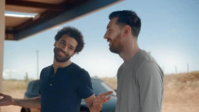 Salah y Messi sonríen en uno de los anuncios 