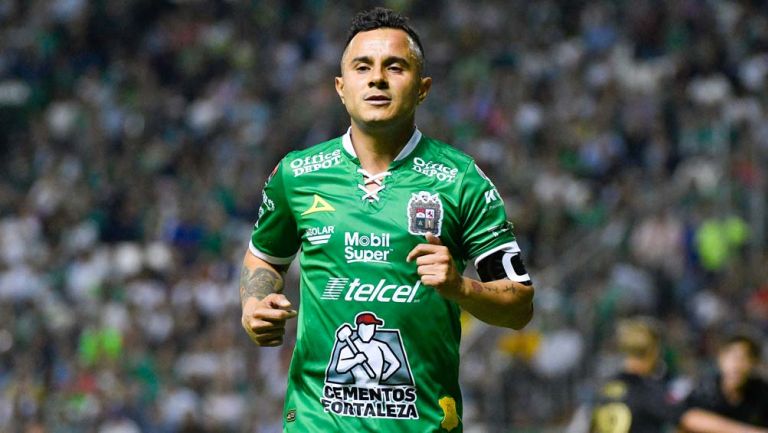 Luis Montes durante un duelo con León 