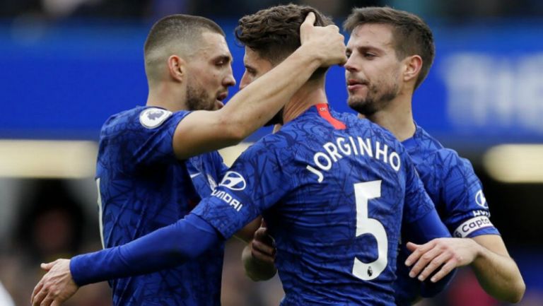 Jugadores del Chelsea festejan el gol de la victoria