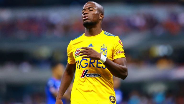 Enner Valencia en acción ante Cruz Azul