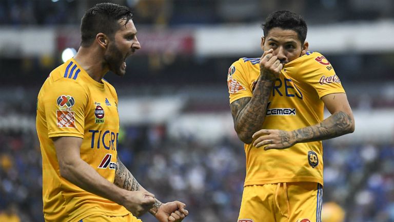 Javier Aquino celebra una anotación contra Cruz Azul