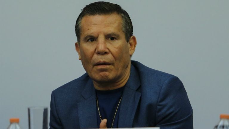 Julio César Chávez durante una conferencia de prensa