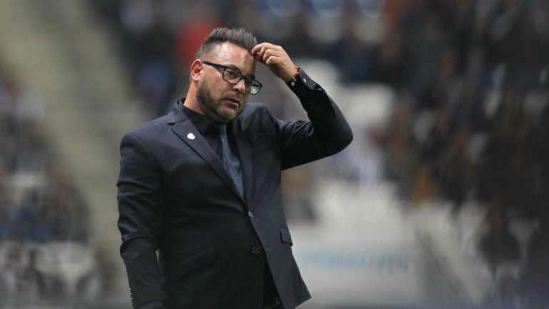 Antonio Mohamed se lamenta en un juego con Rayados 