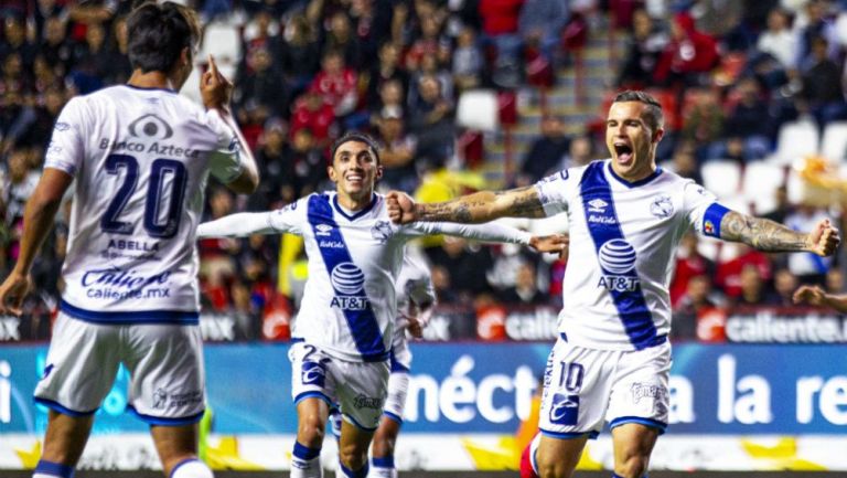 Tabó celebrando con sus compañeros su anotación