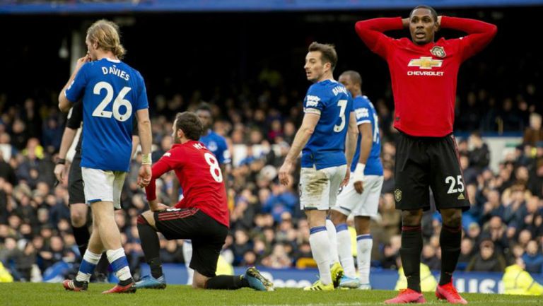 Jugadores del United se molestan tras empate contra el Everton