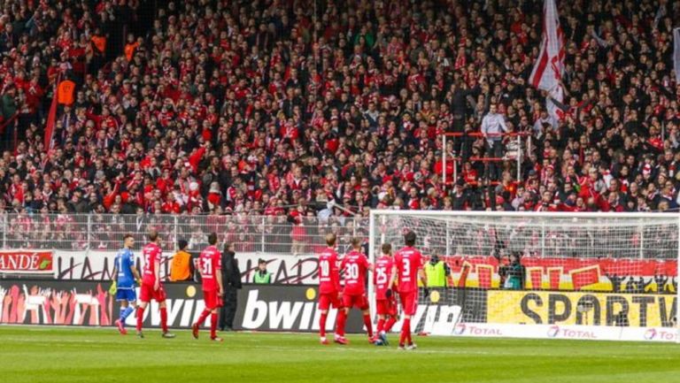 Los Jugadores del Union Berlin van a la grada