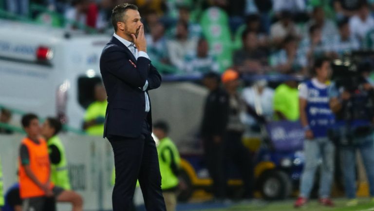 Rafael Puente durante el partido entre Santos y Atlas