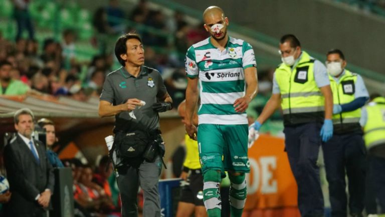 Matheus Dória salió lesionado del partido