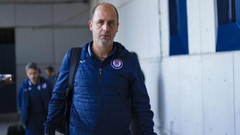 Cruz Azul puso a uno de sus asistentes técnicos a hacer planas