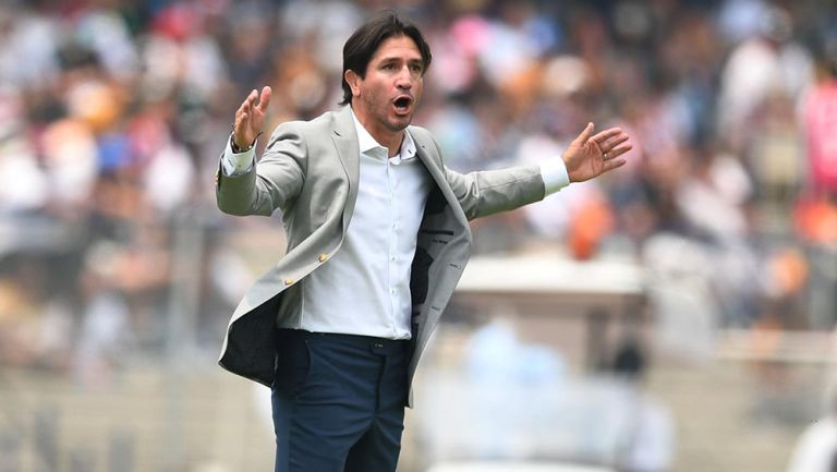 Bruno Marioni en un partido como técnico de Pumas 