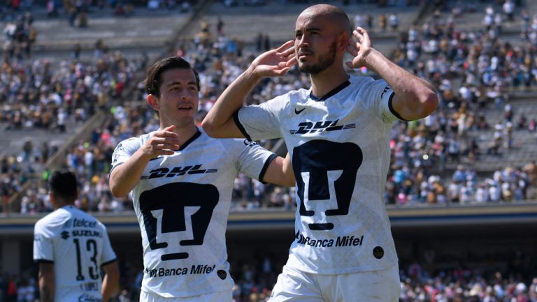 Carlos González festeja un gol con Pumas