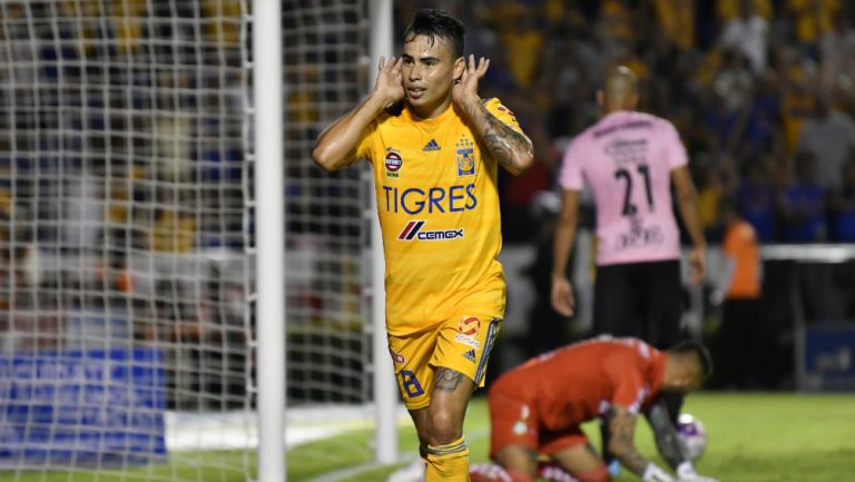 Lucas Zelarayán, festeja una anotación con Tigres