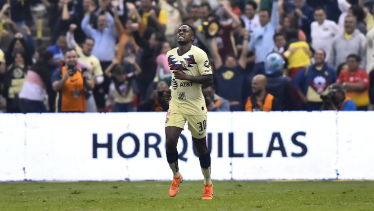 Renato Ibarra durante un partido con América