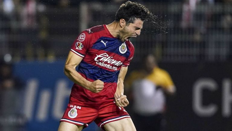 Antonio Briseño en acción con Chivas