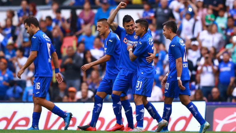 Jugadores de Cruz Azul celebrando el segundo gol ante Xolos