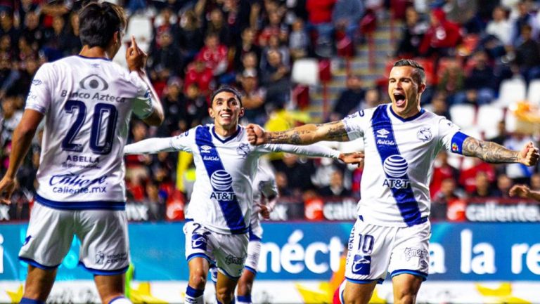 Cristian Tabó, en festejo de gol con Puebla