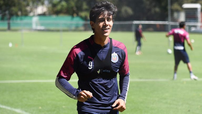 JJ Macías en un entrenamiento con Chivas