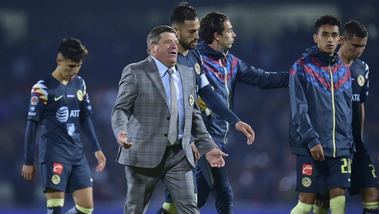 Herrera y jugadores del América tras partido vs Pumas