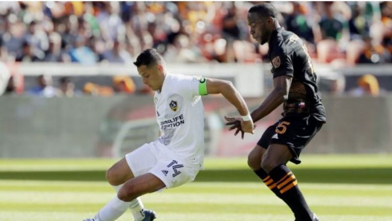 Chicharito cubre el balón ante Houston Dynamo