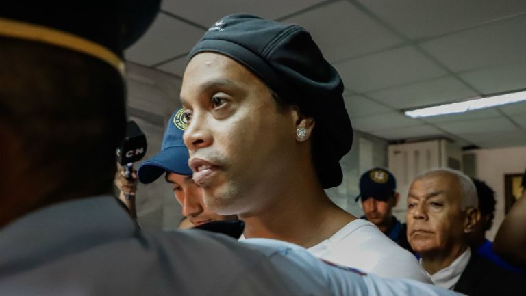 Ronaldinho con fiscalía de Paraguay