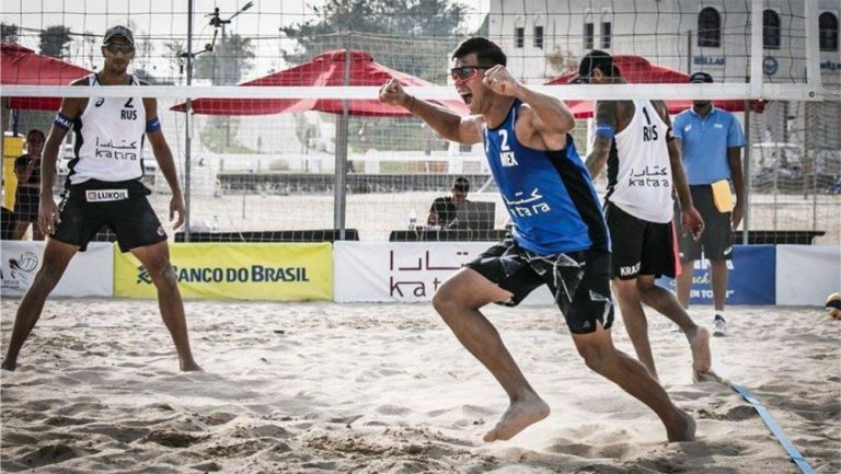 El equipo mexicano de violeibol de playa tras una victoria