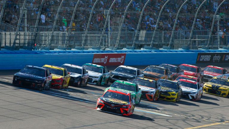  Martin Truex Jr. (19)  y otros pilotos de NASCAR en una carrera