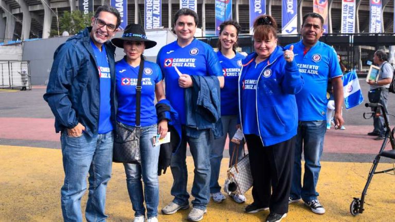 Afición de Cruz Azul afuera del Estadio Azteca 