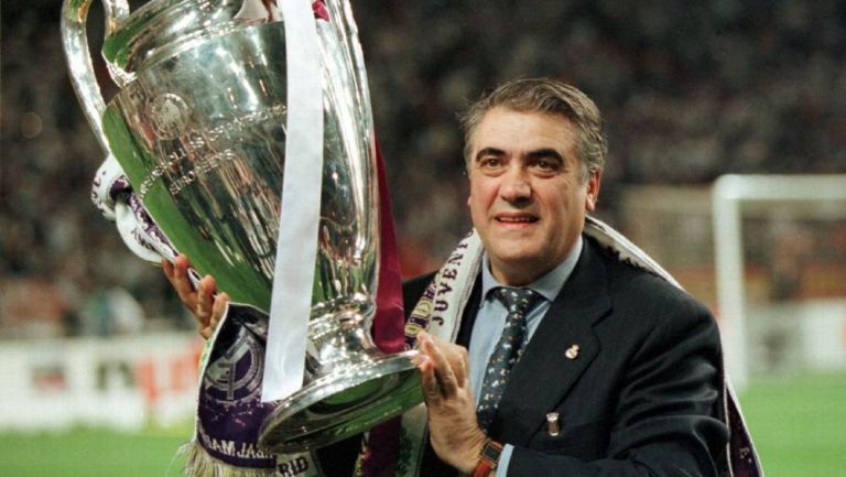 El expresidente Sanz levantando la Champions League 