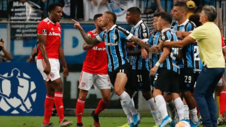 Acción en el Inter de Porto Alegre vs Gremio 