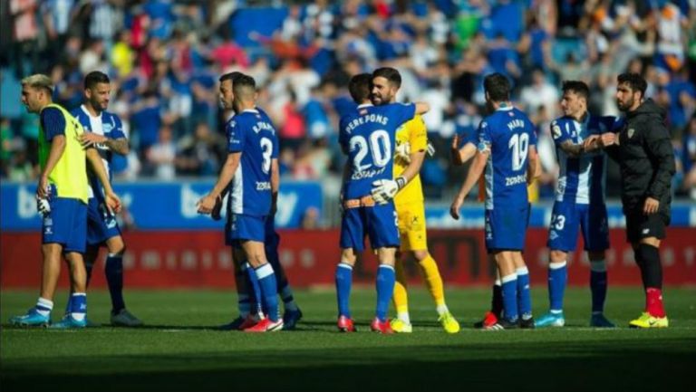 Jugadores del Alavés se abrazan en un partido