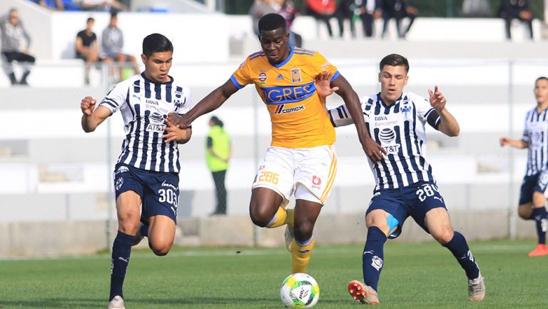 Koffi Dakoi en un partido de Sub 20 de los Tigres