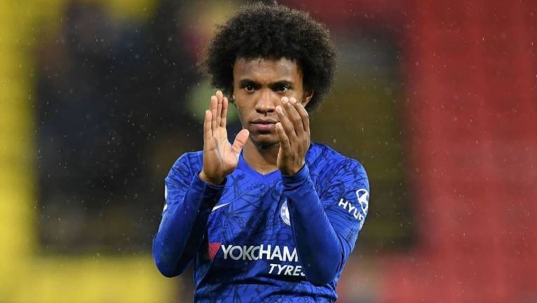 Willian aplaude en un juego del Chelsea