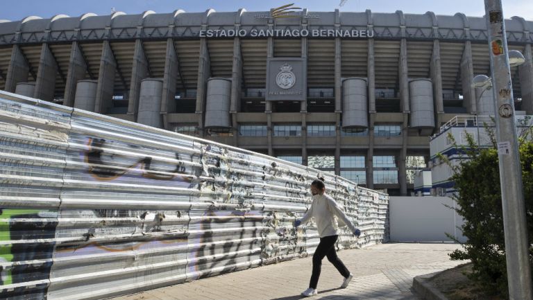 Persona con tapabocas afuera del Santiago Bernabéu