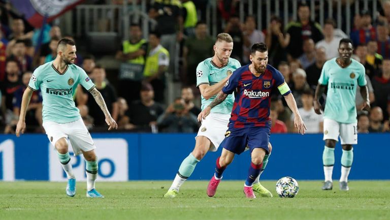 Leo Messi controla el balón contra el Inter de Milán