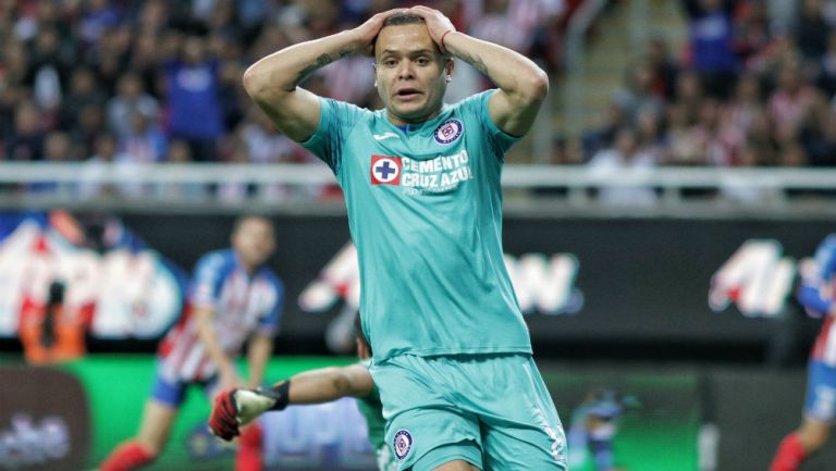 Jonathan Rodríguez en lamento durante un partido con Cruz Azul