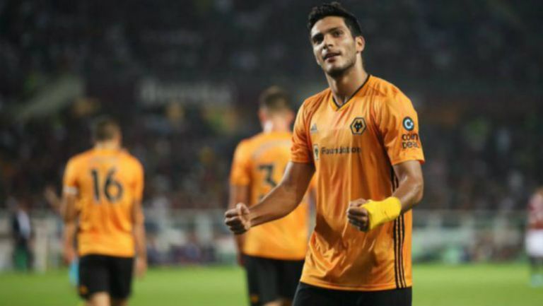 Raúl Jiménez festeja un gol con los Wolves