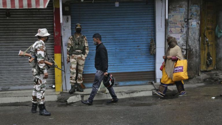 Calles custodiadas en la India