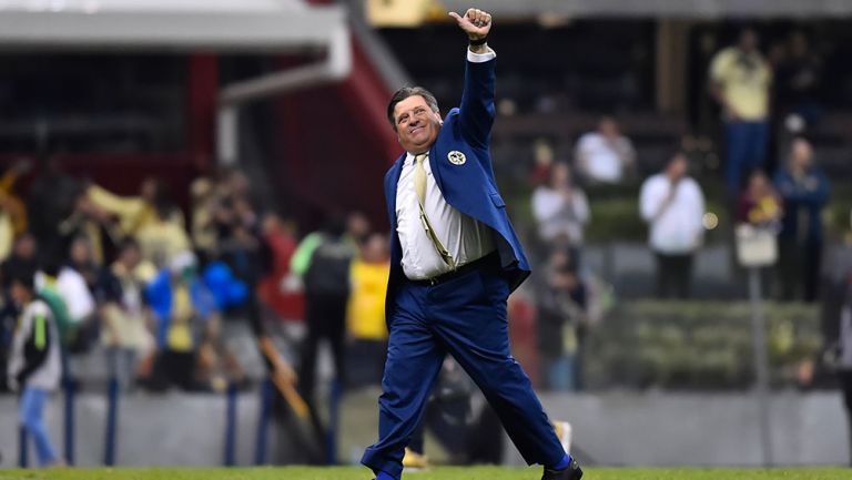 Miguel Herrera en un partido con América  