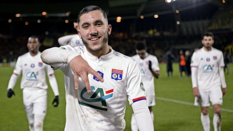 Cherki festeja un gol con la camiseta del Olympique de Lyon