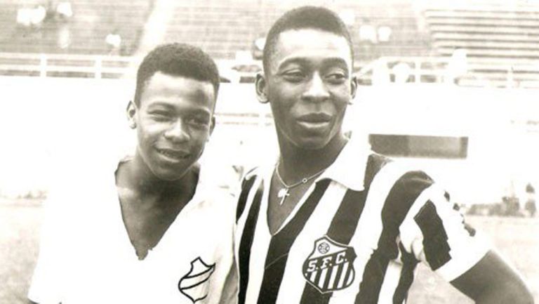 Zoca y Pelé posan con la camiseta del Santos 