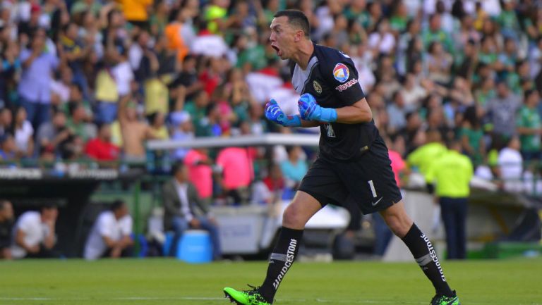 Agustín Marchesín celebrando un gol en su paso por América