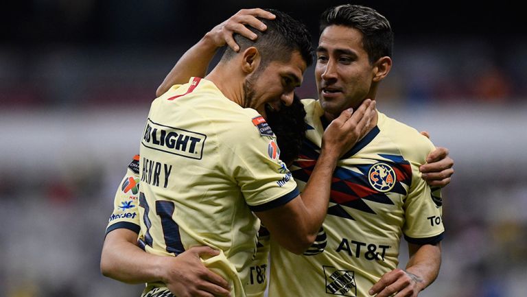 Jugadores de América festejan un gol