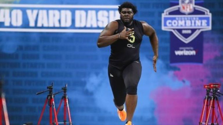 Mekhi Becton, durante una prueba de velocidad