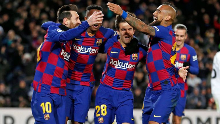 Jugadores del Barcelona celebran una anotación