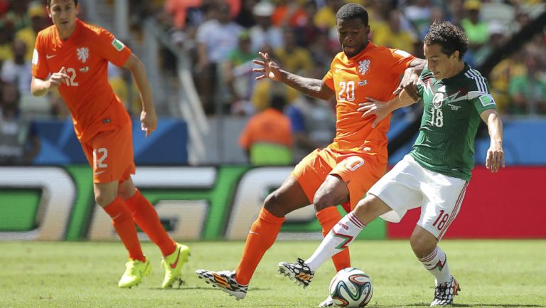 Andrés Guardado frente a Georgino Wijnaldum en Brasil 2014