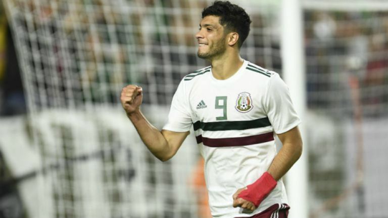 Raúl Jiménez festeja un gol con el Tri